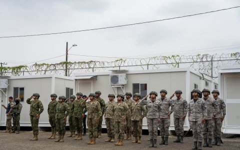Este 21 de noviembre se entregó campamentos móviles a los militares que operan en los exteriores del complejo carcelario de Guayaquil.