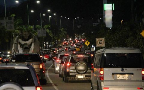El tránsito vehicular se torna pesado en las noches, de lunes a viernes, en la vía principal de la urbanización La Joya, en la parroquia La Aurora.