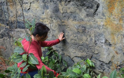 En la pared sagrada se observan decenas de figuras de niños, una partera, la luna en diferentes etapas y llaves.