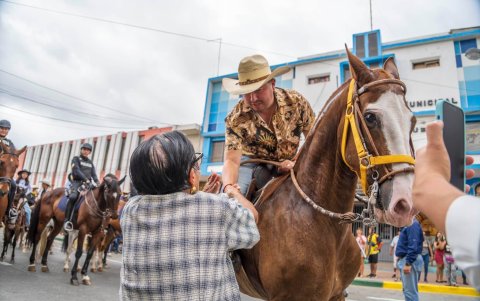 Las persoas salieron de sus casas para saludar a los participantes de la cabalgata.