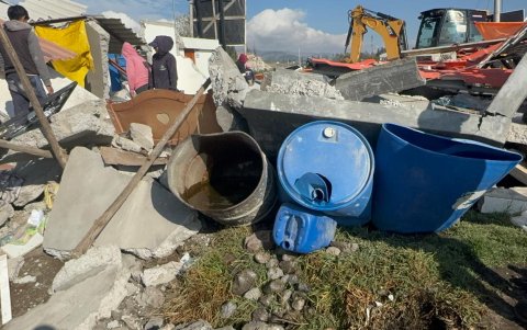 Entre los escombros quedaron las cosas de la vivienda.