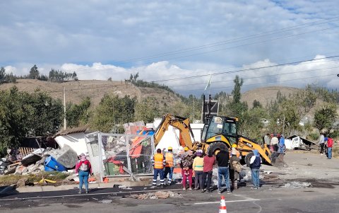 Con maquinaria pesada removieron los escombros de la vivienda.