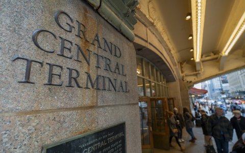 Unas personas entran el 14 de noviembre de 2024 a la terminal de metro de la estación Gran Central en Nueva York (Estados Unidos).