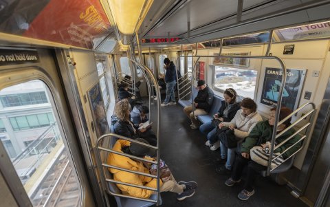 Personas viajan en el vagón de un tren de la línea 7 el 14 de noviembre de 2024, en Nueva York (Estados Unidos).