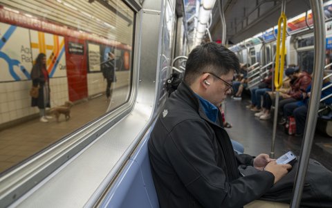 Una persona viaja en un tren de la línea 6 este lunes, en Nueva York (Estados Unidos). El emblemático metro de Nueva York.