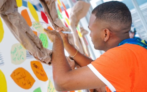 En el CEN celebran Thanksgiving con un árbol de agradecimientos