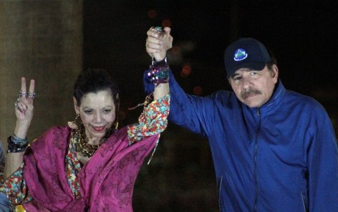 El presidente Daniel Ortega (R), y su esposa, la copresidenta Rosario Murillo, hacen un gesto ante la multitud durante la inauguración del paso elevado de Nejapa en Managua.