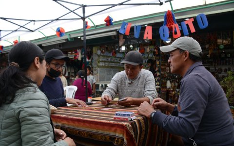 El Cuarenta se juega por toda la ciudad, sobre todo en los barrios, donde se organizan campeonatos entre vecinos y amigos.