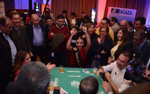 La partida inicial del campeonato cuenta con la participación del alcalde de la ciudad y de la reina de Quito.