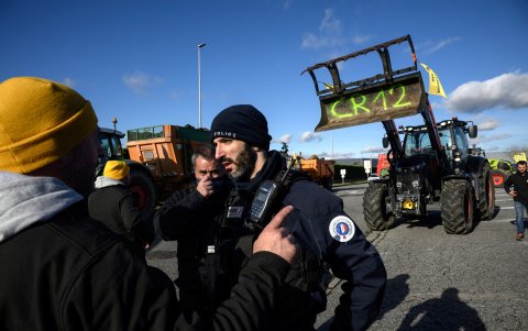 Miembros de la Coordinación Rural (CR), un sindicato agrícola francés de línea dura, bloquean la entrada a un centro de distribución, en las afueras de Toulouse.