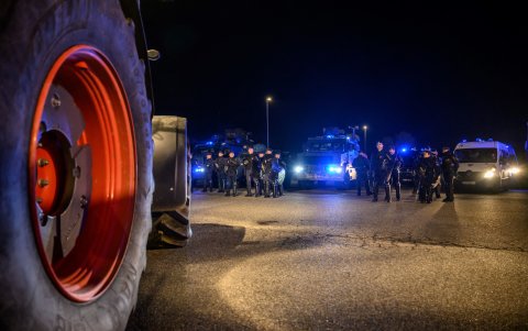 La policía antidisturbios francesa se encuentra ante miembros de la Coordinación Rural (CR), un sindicato agrícola francés de línea dura, mientras bloquean la entrada a un centro de distribución.