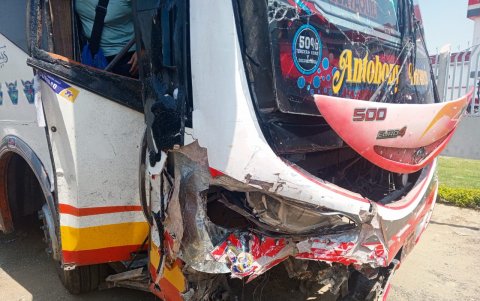 Una decena de pasajeros del bus, asustados, salieron por las ventanillas.