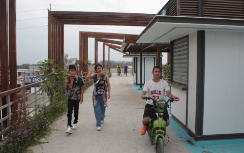 3. Irrespeto. Las motos y las bicicletas son las que más  circulan. Los negocios cerrados.