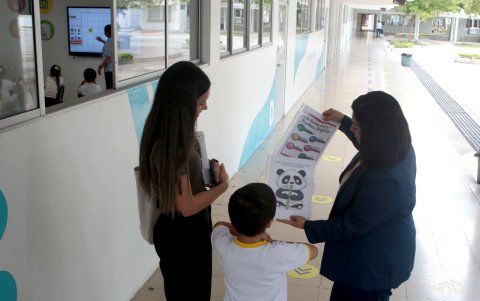 La madre de familia mantiene un contacto constante con la institución educativa y el grupo que brinda el apoyo terapéutico.