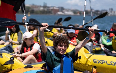 Miembros del grupo climático Rising Tide de personas en kayaks participando de una protesta, este viernes, en el puerto de Newcastle (Australia).