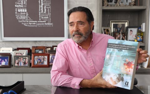 Carlos Ortega muestra el aporte científico de la UESS en la pandemia del Covid-19.