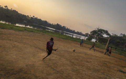 Niños indígenas de la etnia Mundurukú, juegan fútbol a orillas del río Tapajós, el 11 de julio de 2024, cerca a la aldea Kaba Biorebu de la Tierra Indígena Mundurukú.