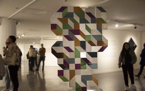 La exposición ahonda en la evolución del emblemático artista.