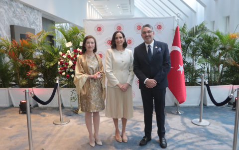 La embajadora Basak Yalçin,  junto al nuevo cónsul general honorario, Álvaro Dassum, y su esposa, Ivonne Adum de Dassum.