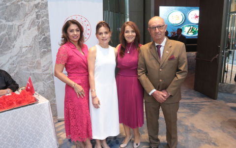 Karina Hilzinger, Natasha Hilzinger, Marcia Koch y Carlos Koch.