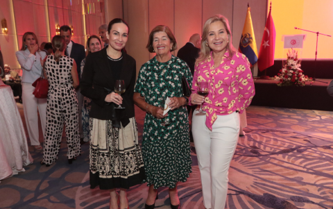 Claudia Ugarte, Teresa Avilés de Alarcón y Bessie Arellano.