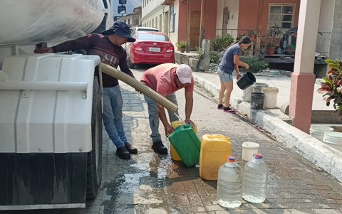 El acceso al agua potable se complica con los incendios forestales; parte de la tubería ha sido afectada. Los taqueros no abastecen.