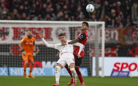Marvin Pieringer de Heidenheim (i) es marcado por el defensor ecuatoriano Piero Hincapie de Bayer Leverkusen en el duelo por la Bundesliga