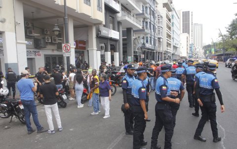 Hubo susto en la Bahía de Guayaquil cuando seis sujetos armados irrumpieron en un pasaje comercial de La Cadena.