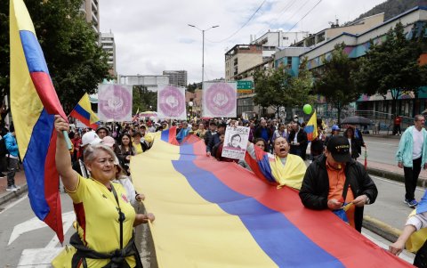 Personas se manifiestan durante una jornada de protesta realizada contra el Gobierno de Gustavo Petro, este sábado en Bogotá (Colombia).