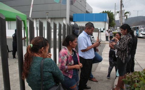 Familiares de los asesinados llegan a la morgue a reconocer los cuerpos