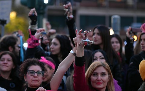 Algunas personas levantan sus llaves mientras participan en una protesta contra la violencia patriarcal convocada por el grupo feminista Non una Di Meno (Ni uno menos).
