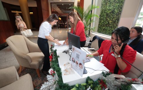 Reservas. Los teléfonos del hotel Hilton Colón suenan con frecuencia, por los clientes que reservan cena y fiesta.