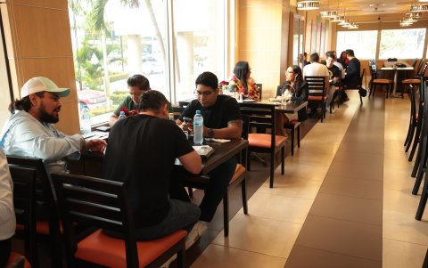 Restaurante. Ver a los amigos antes de que termine el año es una tradición que no muere.