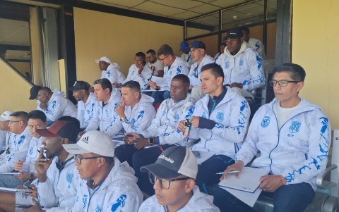 La prueba en el palco del Batán consistió en analizar el partido Universidad Católica vs Aucas para después defender los criterios tácticos en una segunda parte.