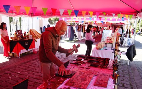 Fernando Cayón, es un artesano que elabora figura con cobre y madera, participa cada fin de semana en la feria de emprendimientos