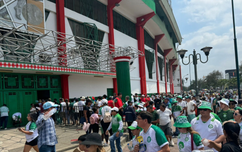 La hinchada de Liga de Portoviejo, espera la decisión final de la FEF sobre la sede del partido.