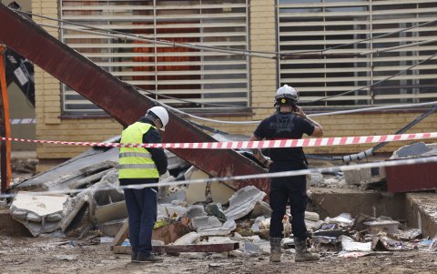 - Bomberos en la zona que ha colapsado en el colegio Lluís Vives de Massanassa (Valencia).