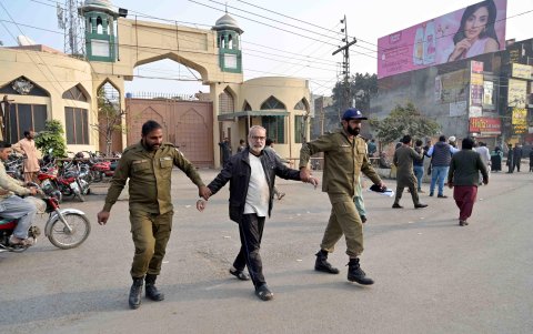 Policía arresta a manifestante.