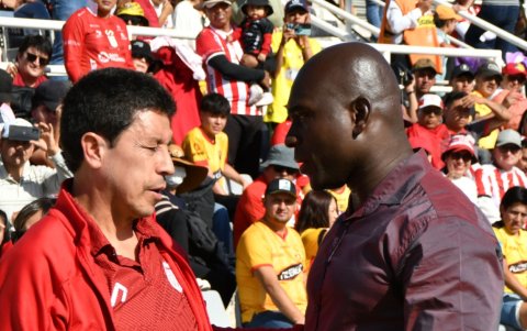 Paúl Vélez de Técnico Universitario (i) y Segundo Castillo de Barcelona dos entrenadores ecuatorianos. Ambos equipos dividieron puntos (1-1) el Bellavista de Ambato