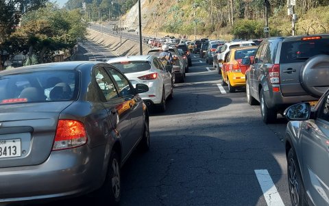 Una fuerte congestión vehicular se registró por el choque, que dejó un fallecido.