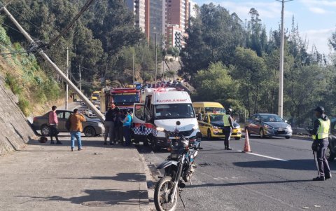 Una persona falleció por el choque de un auto y un poste en la av. Mariscal Sucre, en Quito.