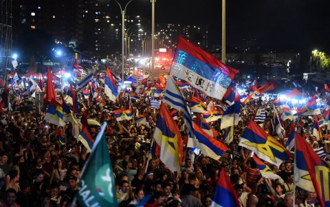 Los partidarios del presidente electo de Uruguay, Yamandu Orsi, de la coalición Frente Amplio, celebran después de la segunda vuelta presidencial en Montevideo el 24 de noviembre de 2024.