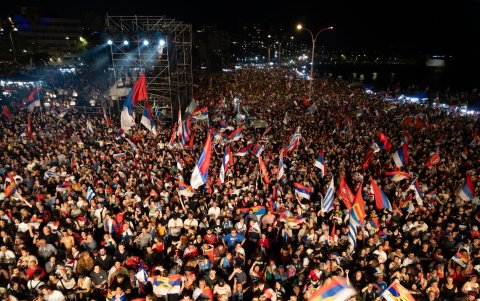 Los simpatizantes del presidente electo Yamandu Orsi, asisten a su discurso de victoria después de la segunda vuelta presidencial en Montevideo el 24 de noviembre de 2024.