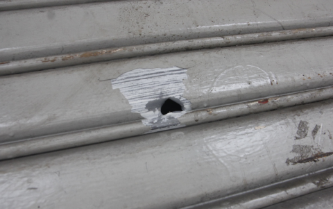 Así quedó un local en la zona del ataque armado.