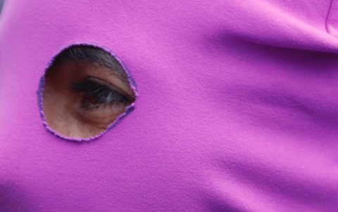 Una mujer colombiana que se manifiesta para reivindicar sus derechos.