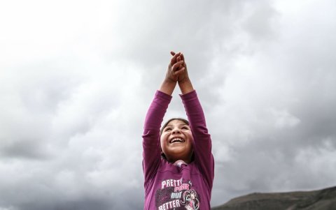 Archivo. Una niña jugando en el campo.
