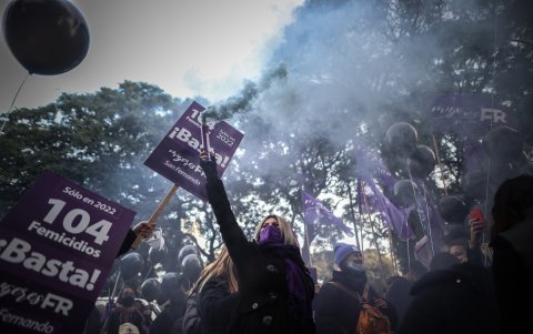 Miles de mujeres marchan bajo la consigna 'ni una menos' en Buenos Aires.