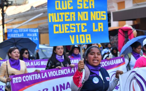 Archivo. Activistas protestando y pidiendo un alto a la violencia de genero en Cochabamba