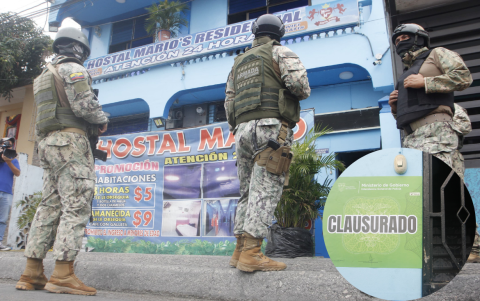 Militares y policías realizaron allanamientos a los hostales en el sur de Guayaquil.