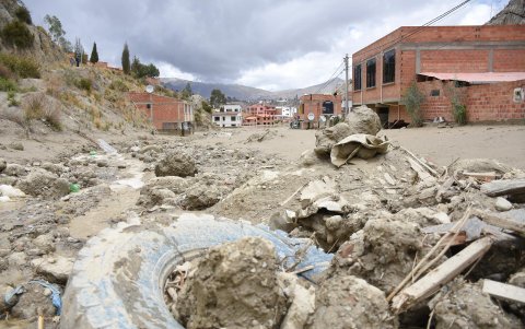 Una de las calles afectadas por una inundación este domingo en la zona sur de la ciudad de La Paz (Bolivia).